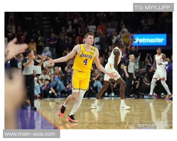 湖人训练热身艾顿与克内克特折返跑展现拼搏精神与团队默契