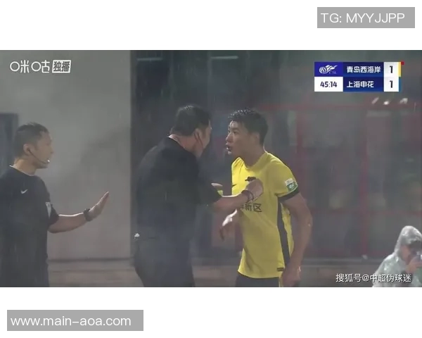 再次被判越位球员精彩长传直入禁区抢射却遭VAR裁判确认无效